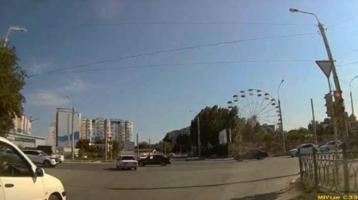 Астраханцы обсуждают в сети уму непостижимый маневр отечественного авто на перекрестке 