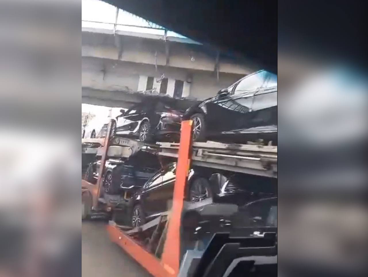 В Астрахани автовоз с иномарками застрял под мостом 