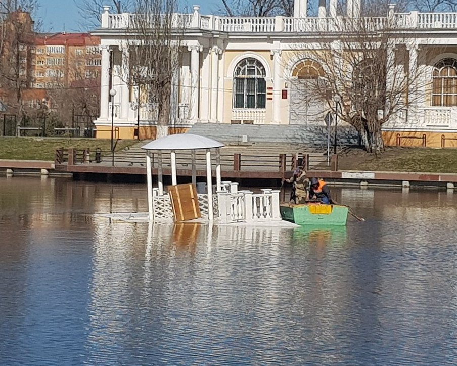 Новому домику на Лебедином озере поплохело