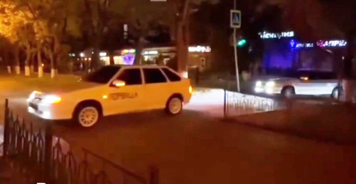 Астраханская полиция вычислила в Сети двух водителей, проехавших через аллею улицы Савушкина