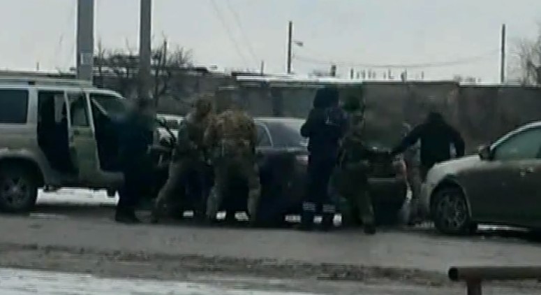 Опубликовано видео задержания спецназом вымогателей денег у сироты