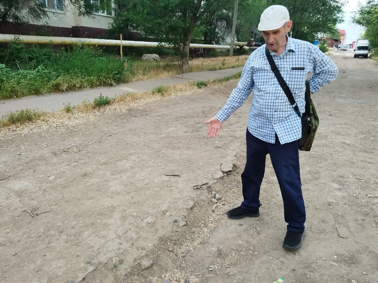 Денег нет, но вы держитесь: астраханцы шестой год борются за ремонт раскуроченной водоканалом дороги