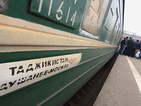Астраханские погранцы задержали очень курящих проводников-умельцев