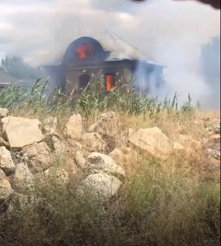 Сильный пожар на острове в Астраханской области попал на видео