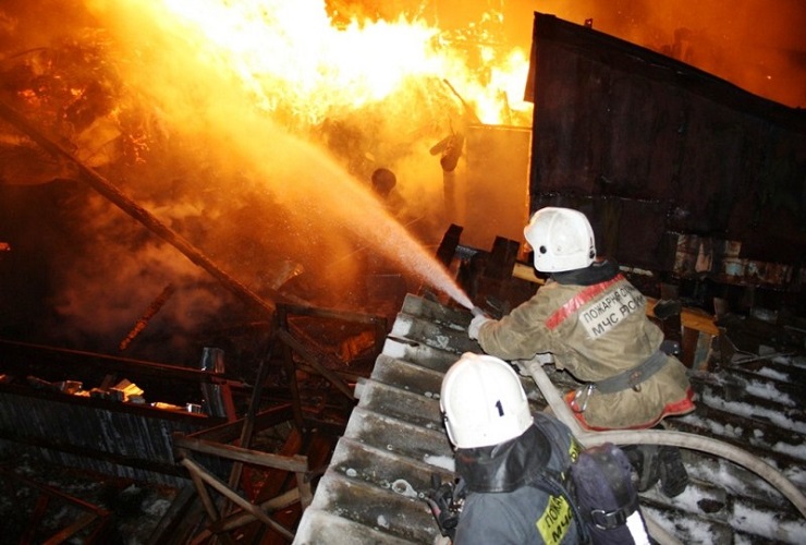 Серьезный пожар произошел ночью в Астрахани: горела металлоприемка