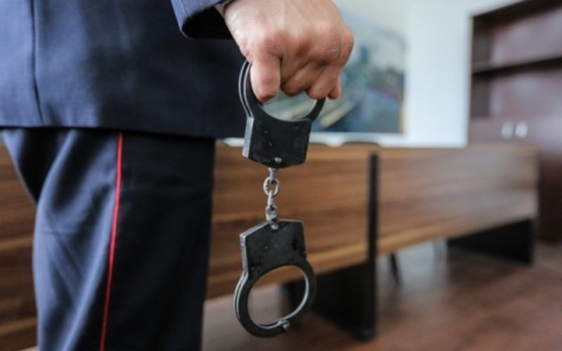 Сотрудник УФСИН в Астрахани обеспечивал убийцу телефонами и зарядками 