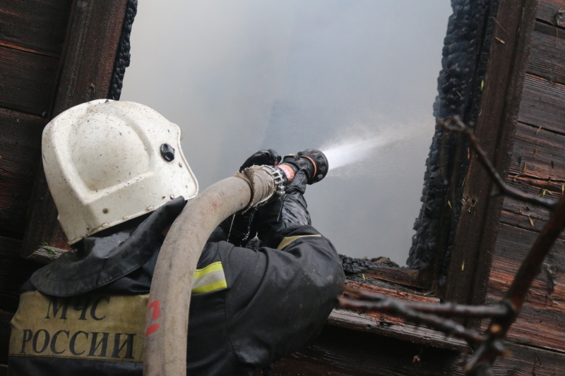 Половина астраханцев считает, что быть пожарным трудно, но благородно
