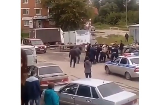 Под Владимиром местные торговцы подрались с астраханцами из-за арбузов. ВИДЕО