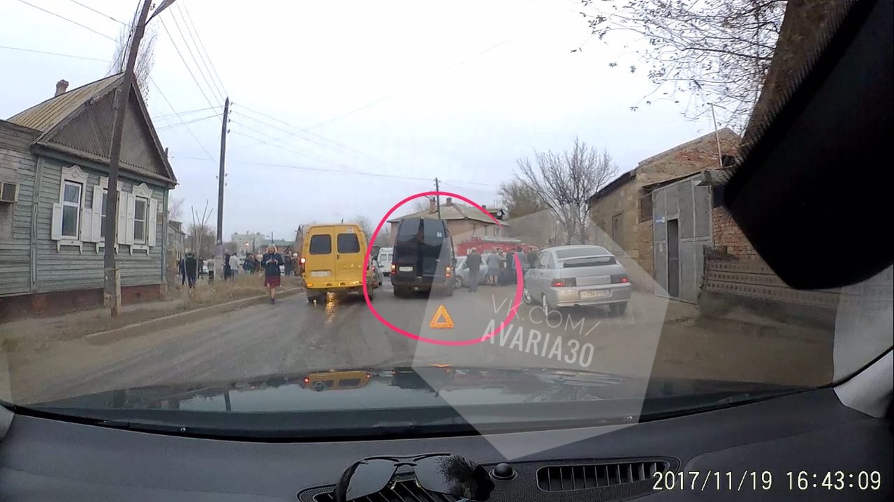 В Астрахани произошла авария лоб в лоб с участием маршрутки