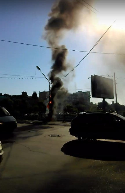На видео попало внезапное возгорание столба в центре Астрахани