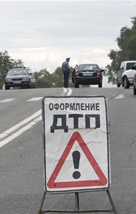 Астраханские улицы, машины целуются