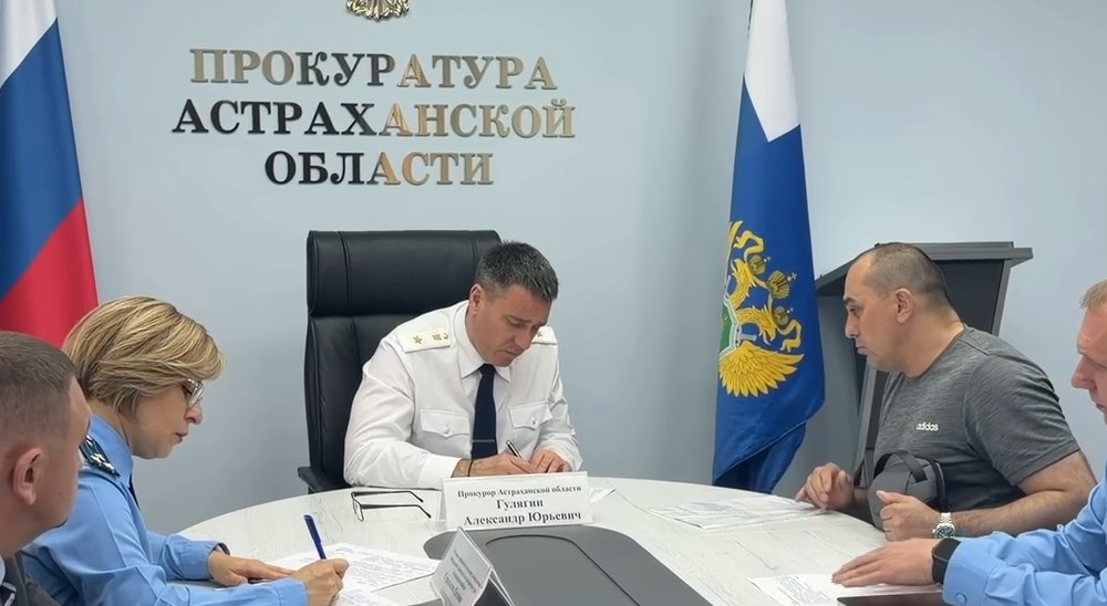 Астраханская прокуратура помогла жильцам пяти многоэтажек отремонтировать подъезды