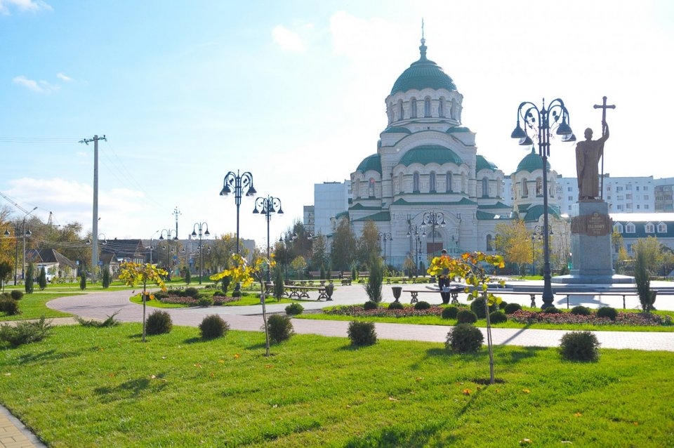 В Астрахани открылась обновлённая площадь у храма св. князя Владимира