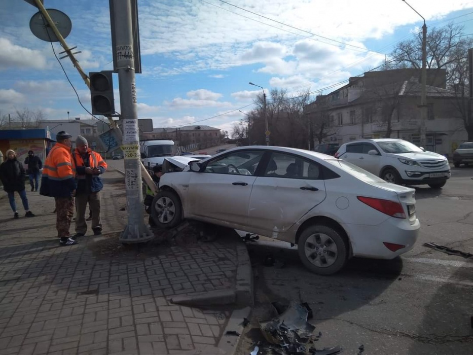 Напротив медколледжа в Астрахани произошло жесткое ДТП со светофором
