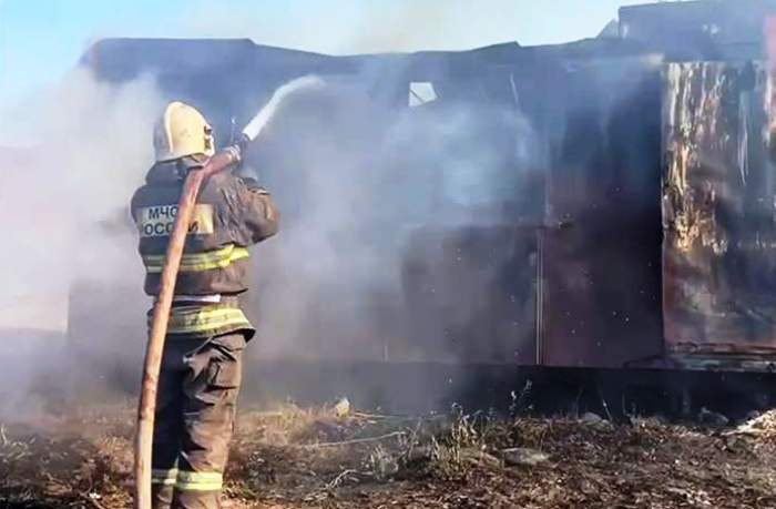  В одном районе Астрахани несколько часов тушили два крупных пожара