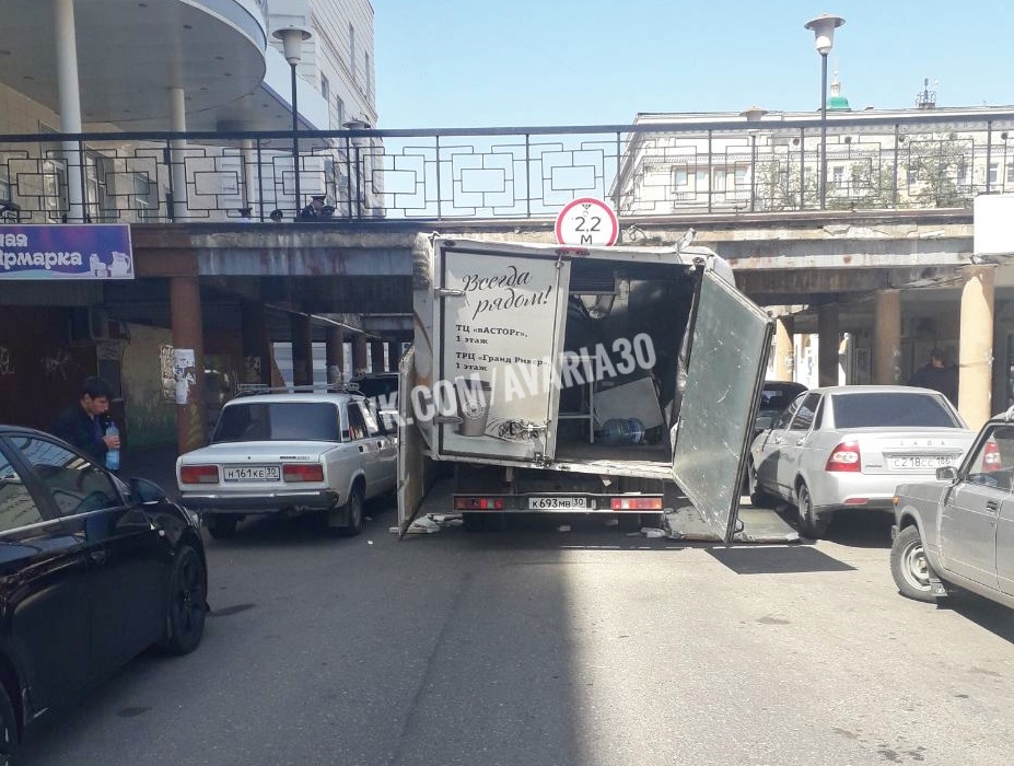 В Астрахани "ГАЗель" шоколадницы врезалась в мост