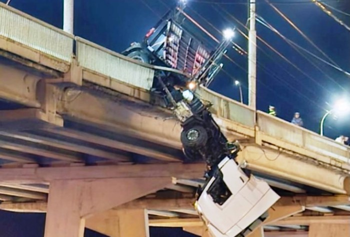 В Астрахани в полночь автофура пробила ограждение Нового моста и зависла в воздухе