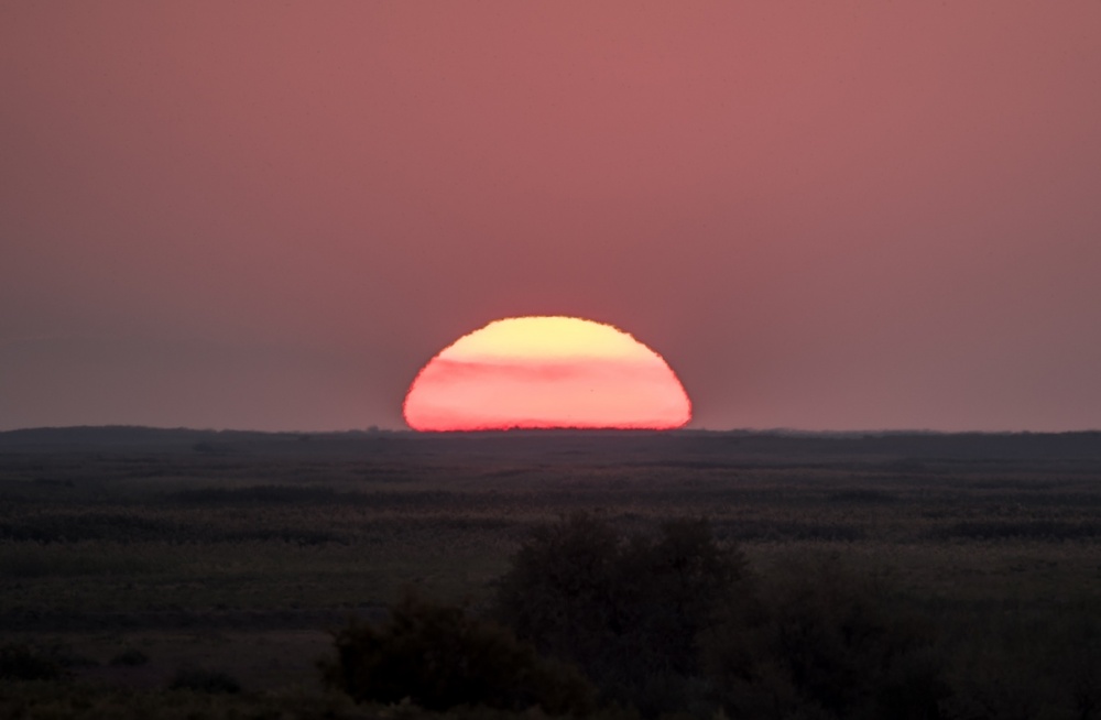 Фантастические кадры захода солнца запечатлел фотограф в Астрахани в пятницу 13-го