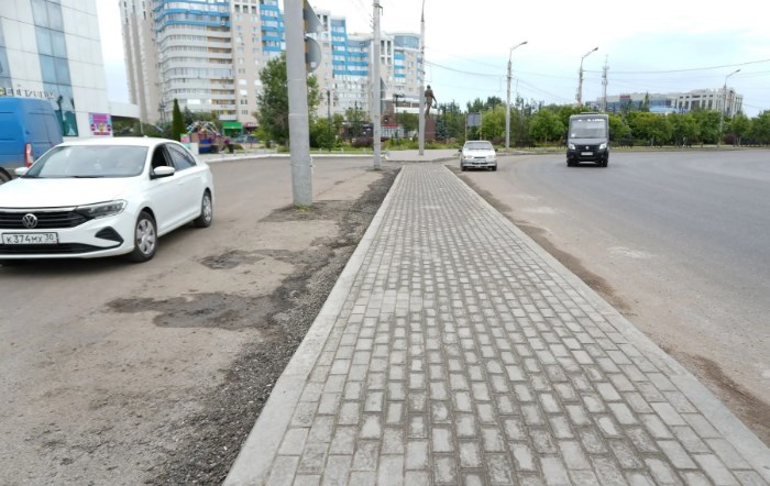 В центральной части Астрахани выложили новый тротуар
