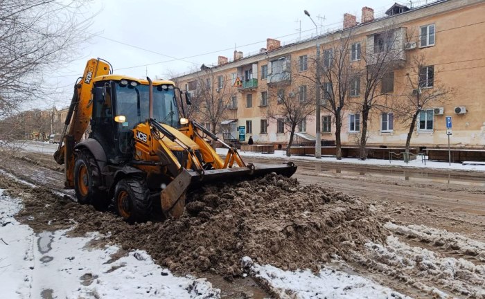 В Астрахани работы по откачке воды и уборке наледи продолжаются и в выходные