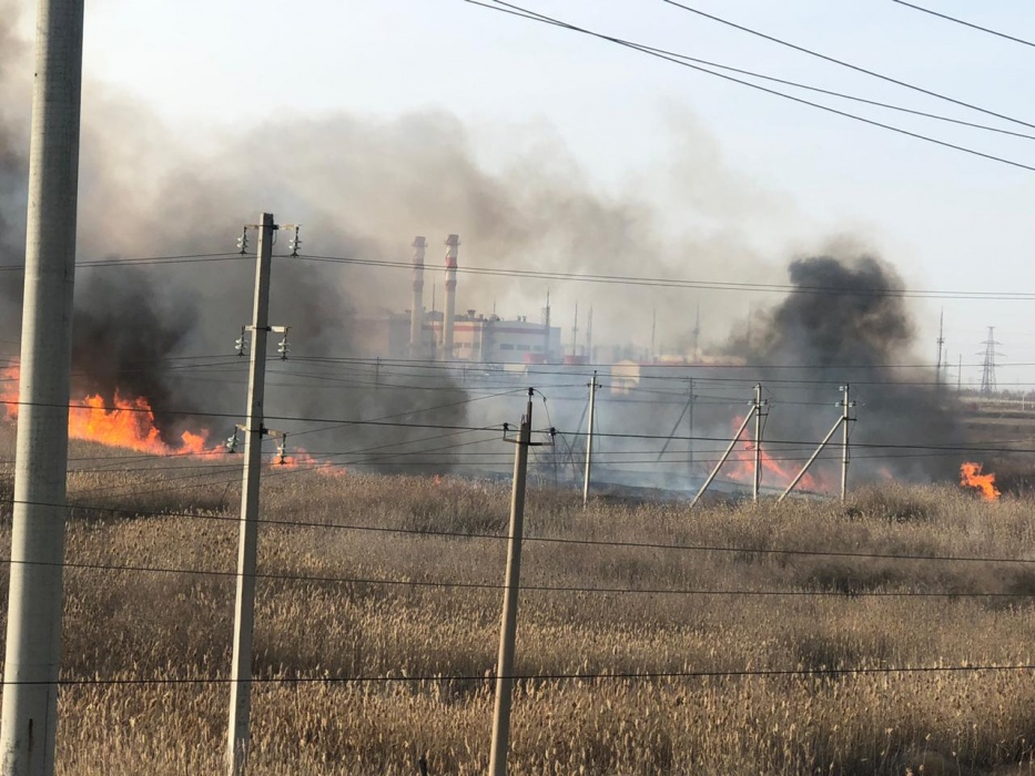 В Астрахани горит сухостой, огонь пробирается к парогазовой установке