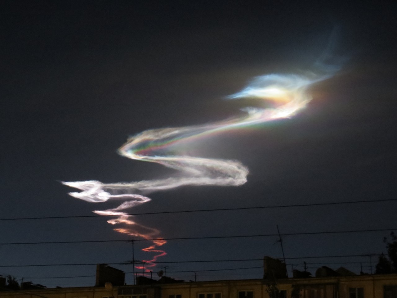 Астраханцы снова наблюдали необычное свечение в вечернем небе