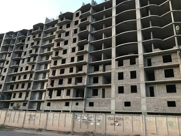 Астраханские дети играют с жизнью в заброшенном недострое: видео