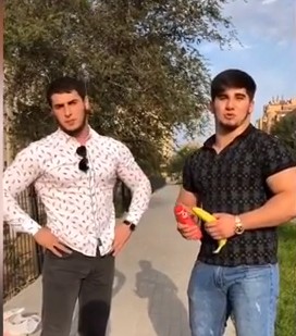 Блогер предложил астраханцам поменять сигареты на банан или йогурт: видео