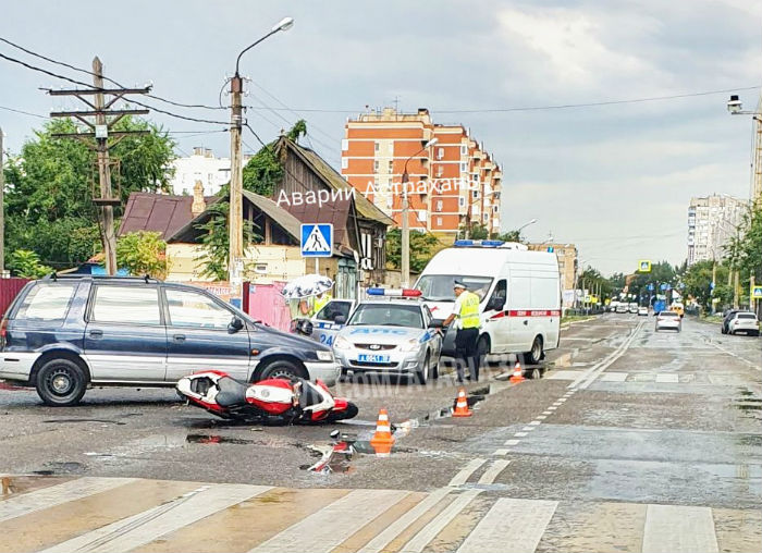 В Астрахани Ниссан и мотоцикл не смогли разъехаться