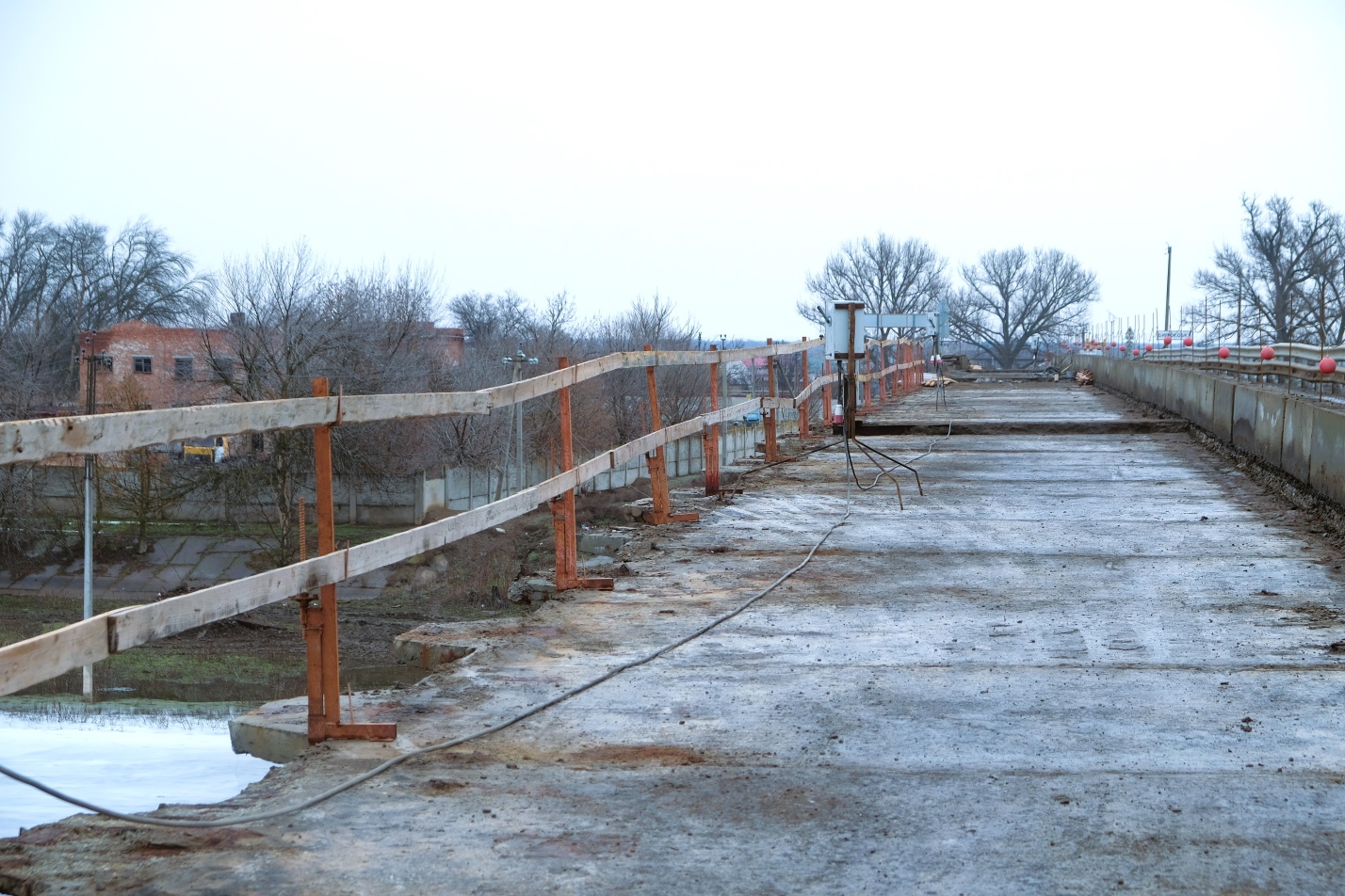 Дорожники капитально ремонтируют полувековой астраханский мост 