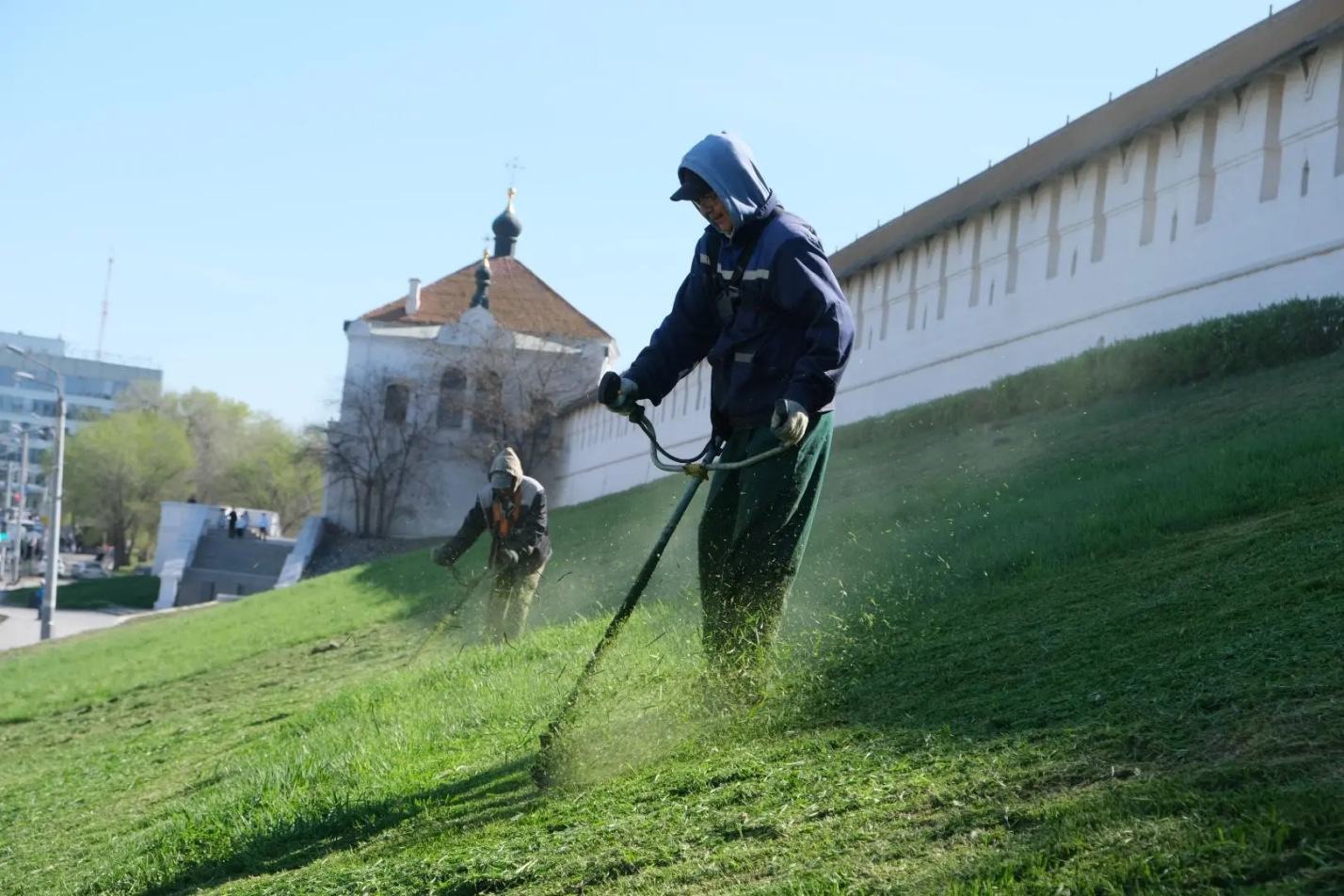 Вдоль Астраханского кремля работают косари