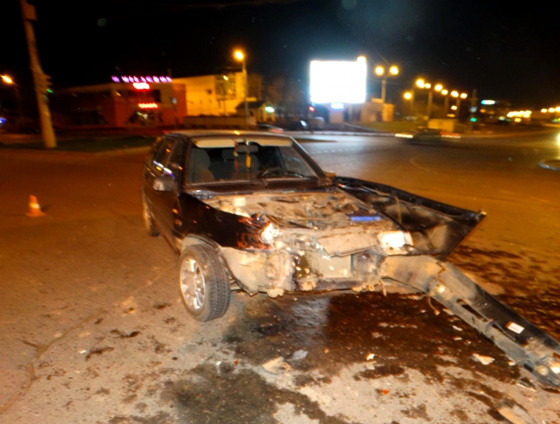 В Астрахани водитель выехал на красный свет и врезался в «десятку»