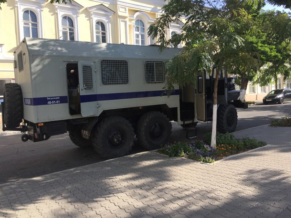 Фото дня: астраханская полиция к началу митинга готова