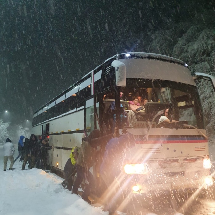 Автобус с астраханцами по дороге на Домбай застрял в сугробах: кадры ЧП
