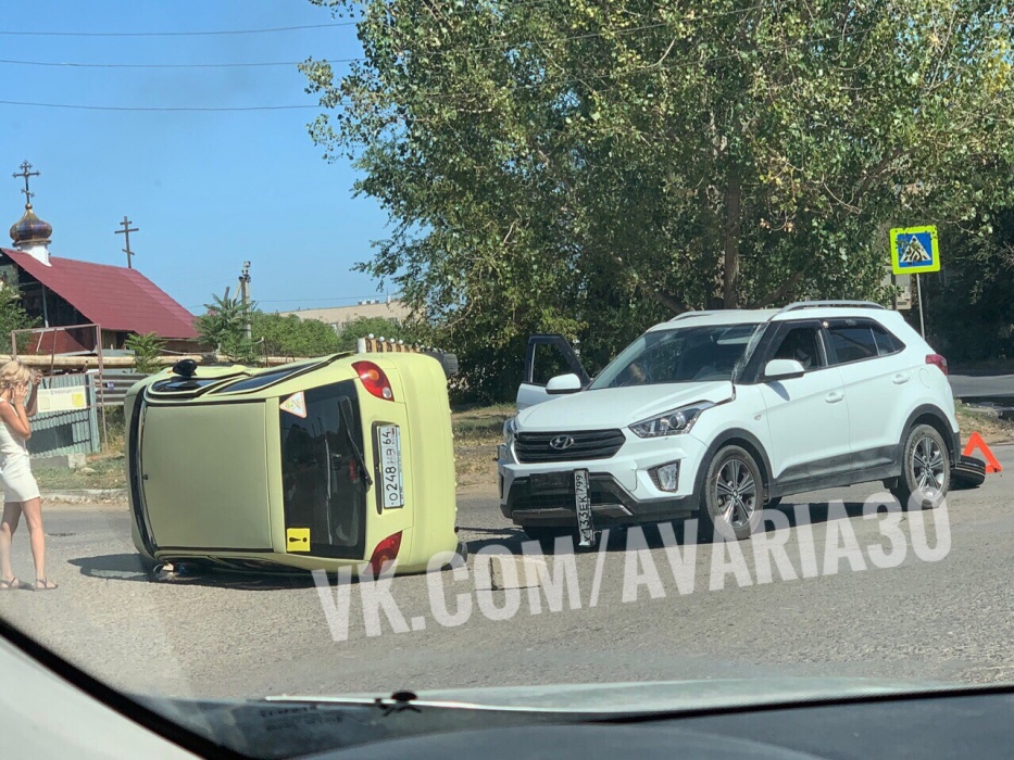 В Астрахани машина прилегла на бочок