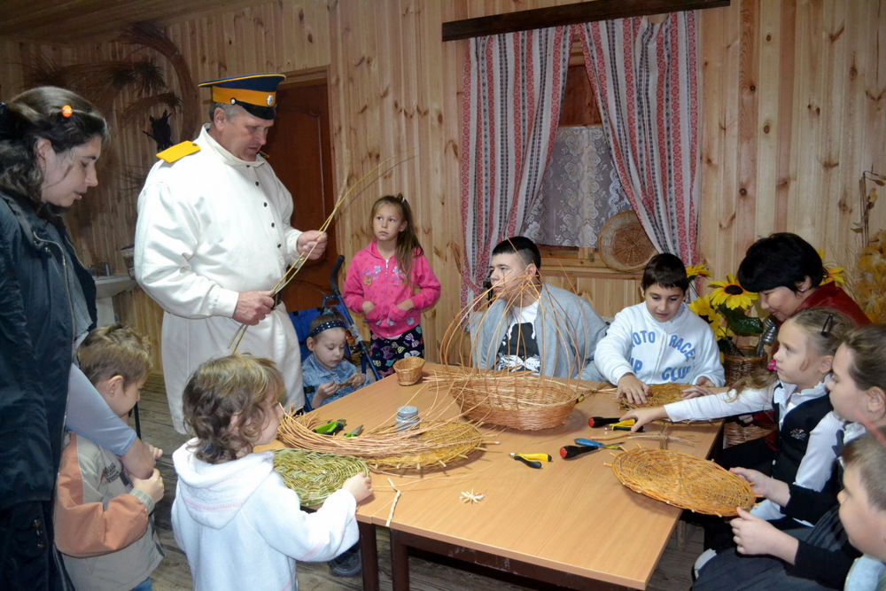 Астраханские дети-инвалиды осваивают народные ремесла 