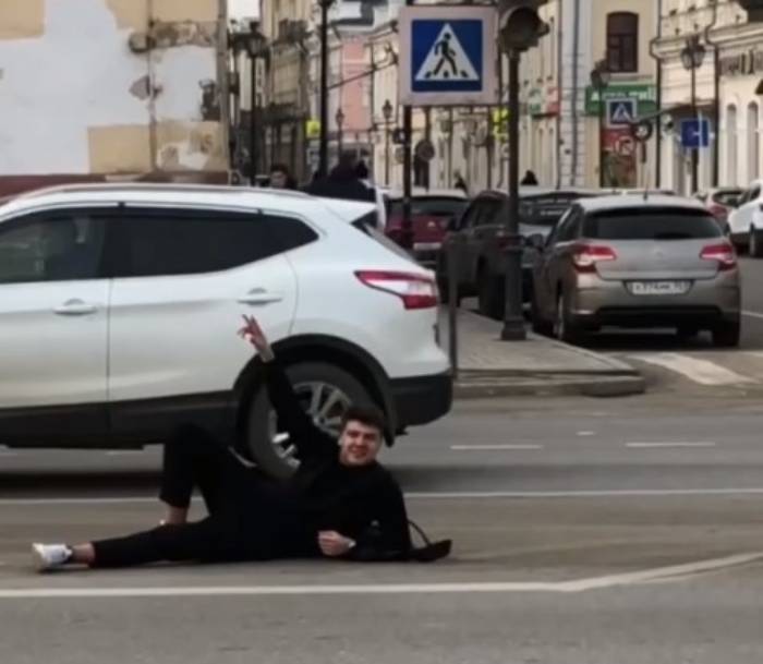 Молодой астраханец лег на оживленную дорогу ради лайков и мнимой популярности: видео