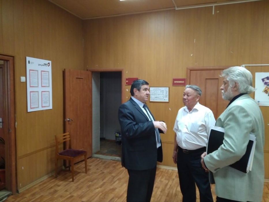 Экс-глава Татаробашмаковки испугался избранного эсера, уволил всю администрацию и спрятал документы