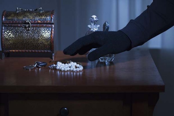 В Астрахани полицейский подменил на фальшивки украшения на семь миллионов