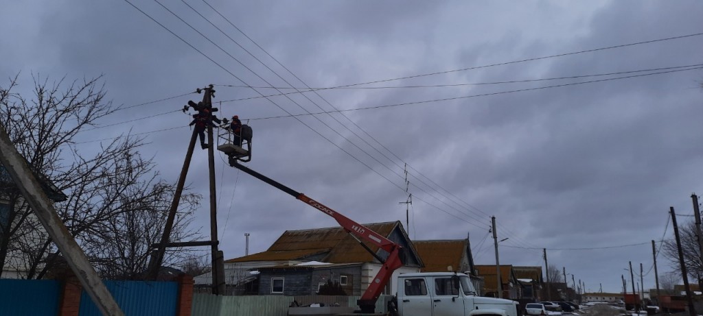 Астраханские энергетики восстанавливают электроснабжение в пострадавших от ветра населенных пунктах
