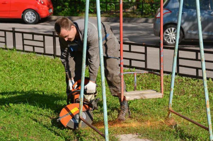 Смертельно опасные: только в Ленинском районе Астрахани демонтировали 200  аварийных элементов на детских площадках
