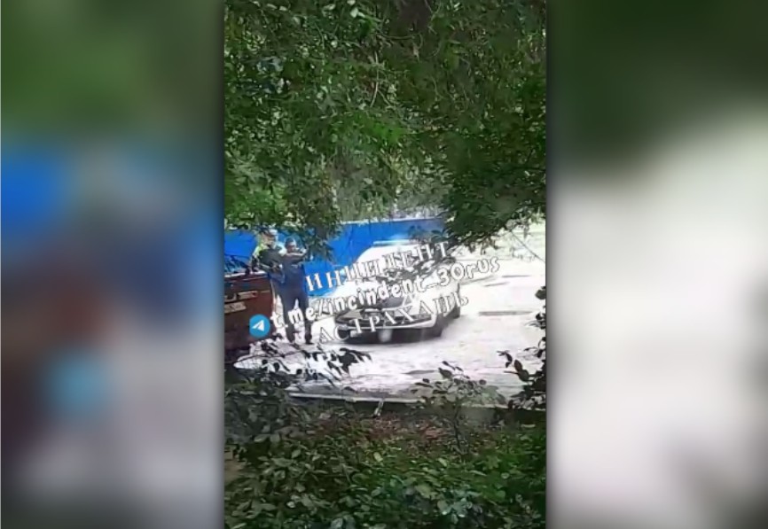 В Астрахани пешеход пытался задушить инспектора ГАИ ремнем от сумки
