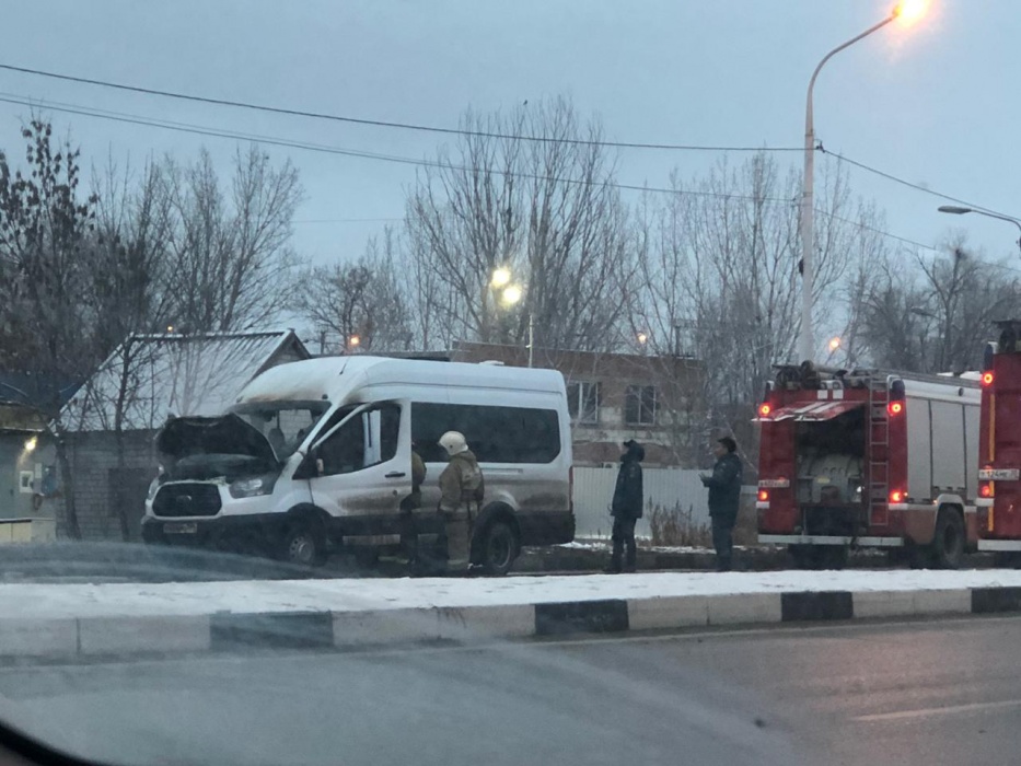 В Астрахани на ул. Латышева сгорел микроавтобус