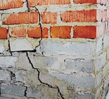 Обрушился цокольный этаж дома.