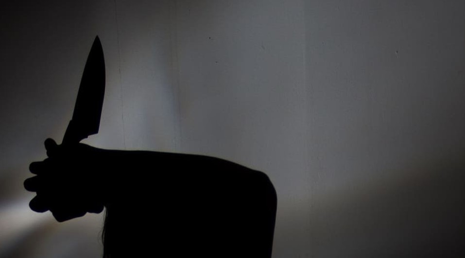 Астраханец, застуканный при поиске закладки с наркотиком, набросился на полицейских с ножом