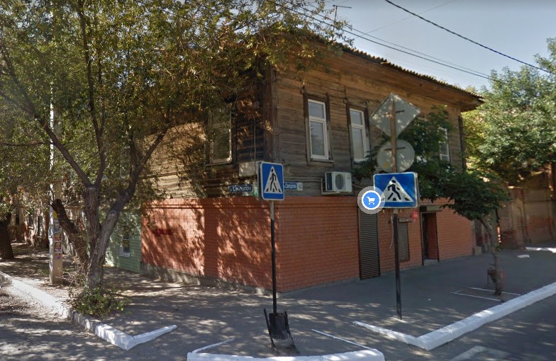 В центре Астрахани сгорел аварийный дом