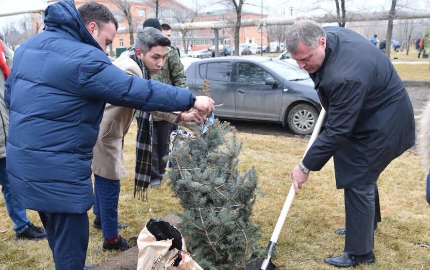 Главы города и региона озеленили новый сквер в Астрахани
