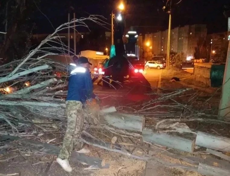 Астраханские власти оперативно включились в ликвидацию последствий урагана