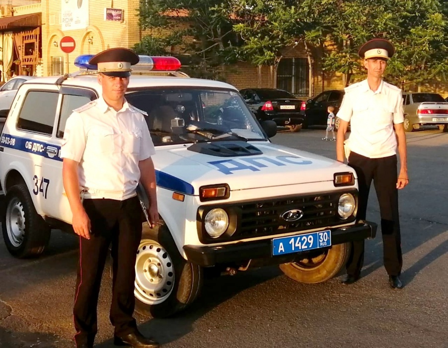 Настоящий герой. В Астрахани полицейский прыгнул в Волгу, чтобы спасти человека