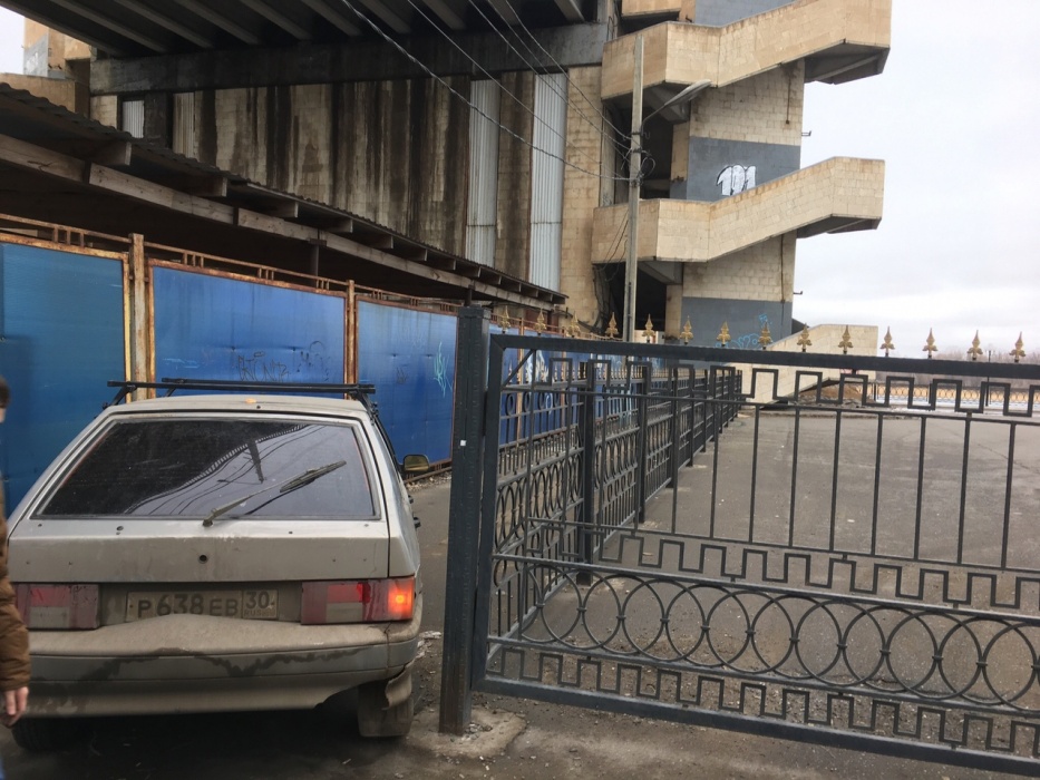 Астраханцы продолжают удивлять навыками божественной парковки